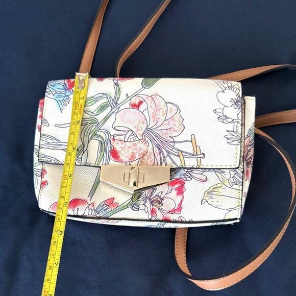 Floral Print Crossbody Bag With Adjustable Strap & Gold-Tone Clasp By APT9 - Picture 6 of 7